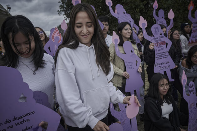 Activistas feministas posan con siluetas que simbolizan a mujeres víctimas de violencia, en Ciudad de México, el 23 de noviembre de 2023.