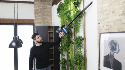 Este modelo de aspirador y portátil de Cecotec cuenta con un radio de seis metros.
