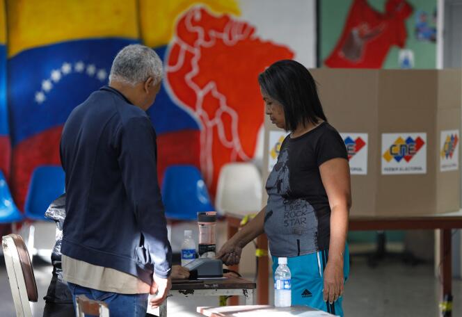 Una mujer vota el 3 de diciembre de 2023 en Caracas, durante el referéndum sobre el futuro del Esequivo, región de Guyana reclamada por Venezuela.